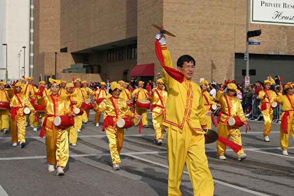 法轮功学员今年是第三次参加全市感恩节大游行(大纪元记者苏慧摄影)