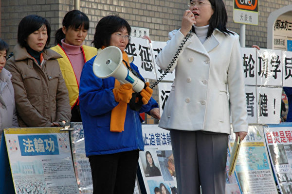 朱婉琪律師向大阪領事館職員喊話，希望他們能夠儘快退黨自救，選擇美好未來（大紀元）