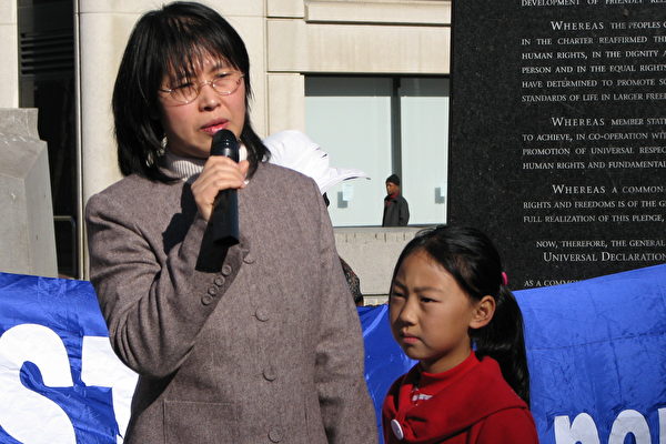 呂中華呼籲營救她被關在中共監獄中的姐姐呂建華 (大紀元圖片)