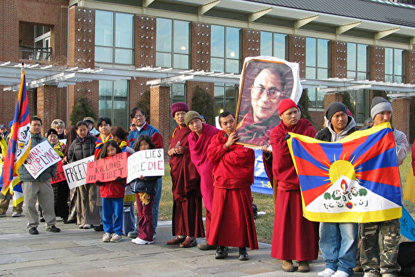 西藏僧侣 (大纪元记者摄影)