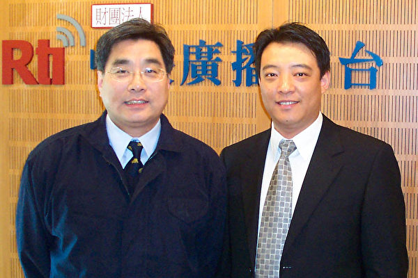 郝鳳軍(右)與中央廣播電台主持人楊憲宏(左)合影。（大紀元記者蘇昭蓉攝）