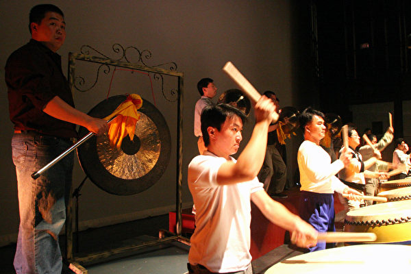新唐人旗鼓队紧锣密鼓的练习，期望带来最精彩的演出。（大纪元记者苏昭蓉摄）
