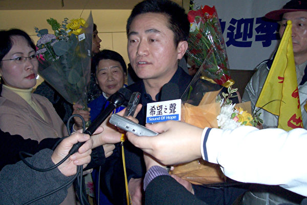 李祥春在机场受到了热烈的欢迎和媒体的采访 (大纪元图片)