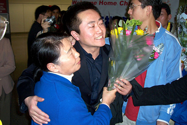 李祥春在机场受到了热烈的欢迎和媒体的采访 (大纪元图片)