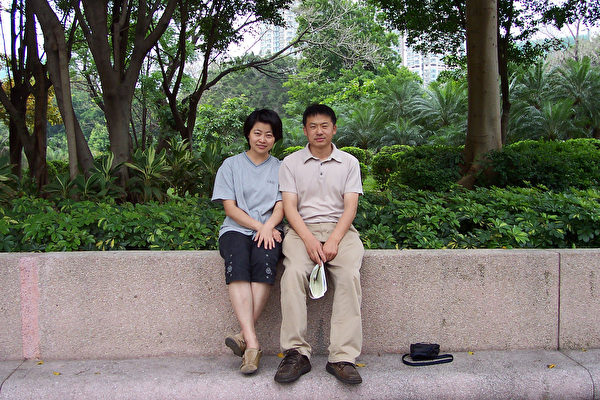 2004年4月﹐朝暉不遠萬里﹐飛來香港和我見面。攝于九龍公園。
