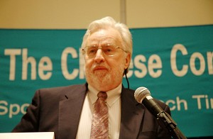 2005年3月29日晚，加拿大著名律師克來夫‧安世立在紐約曼哈頓42街新聞俱樂部參加英文大紀元時報舉辦的第二場英文“九評”研討會上。（大紀元）