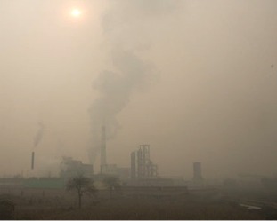 中国工厂废气和汽车尾气造成的污染，导致中国山丘地带降雨量明显下降。(GettyImage)