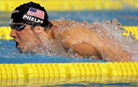 费尔普斯(Michael Phelps)在男子两百公尺蝶式决赛中游出一分五十二秒零九的成绩，夺得金牌。(Ezra Shaw/Getty Images)