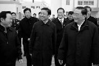 王榮生（左）向羅干（右）匯報江蘇監獄迫害法輪功學員的情況