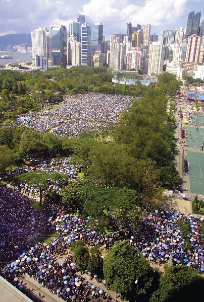 2003 年7 月1 日，超过50 万香港人顶着烈日，涌到港岛维多利亚公园，参加反对23条立法的七一大游行。（AFP）