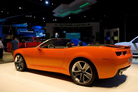 雪弗萊概念車Chevrolet Camaro﹐在高速公路行駛時，每加侖汽油可達 30 英里以上。