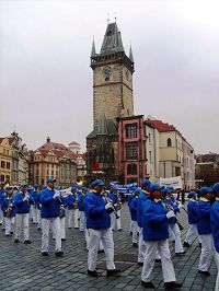 欧洲天国乐团在捷克首都布拉格游行