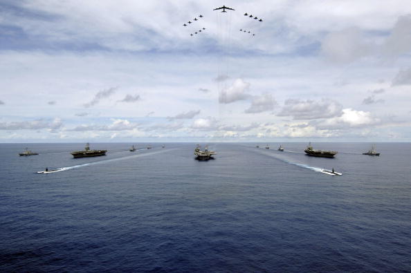 美军在2008年2月11日调派“尼米兹”号核动力航母抵达日本。图为2007 年8月14 日美国海军联合演习。( Stephen W. Rowe/U.S. Navy via Getty Images)