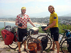 英国青年邓肯奚尔斯（Duncan Hills）（左）与琼邱切（Jon Churcher）（右）骑自行车环游世界，费时十个月、旅行了一万四千公里，将在二十四日（周日）登上终点站台北101，完成他们募款的慈善壮举。（图：奚尔斯提供）//中央社　