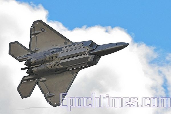 F/A-22 Raptor猛禽戰鬥機在空中的英姿。（攝影：李旭生／大紀元）