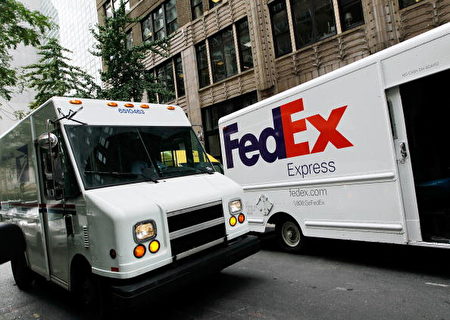 美国第二大快递公司─联邦快递（FedEx Corp.）将裁减1700名员工。(Chris Hondros /Getty Images)