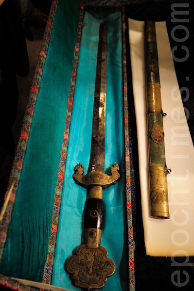 今（24）日下午，史博馆举行文物开箱仪式，包含许多首次来台的珍品，以及清太祖（努尔哈赤）的宝剑。（摄影:宋碧龙/ 大纪元）