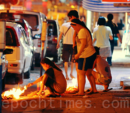 每年黃曆七月港民在街上燒街衣是盂蘭節的傳統民間風俗（攝影：藍天／大紀元）