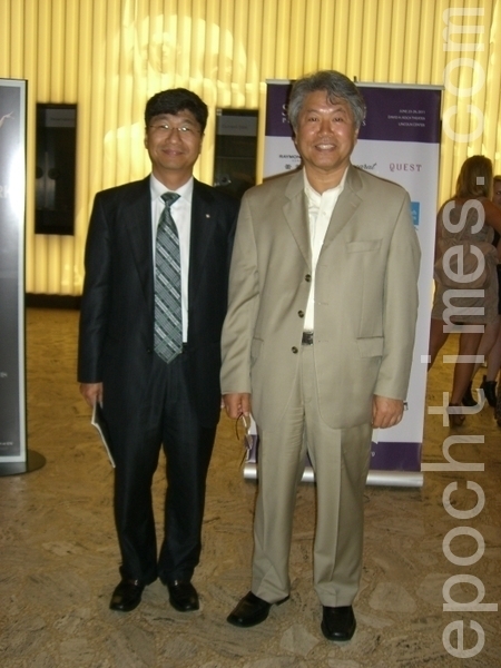 紐約韓國廣播電台台長權寧大（右）與韓國國際貿易協會紐約分部部長李東基（左）在6月24日林肯中心神韻晚會後（攝影：徐竹思/大紀元）