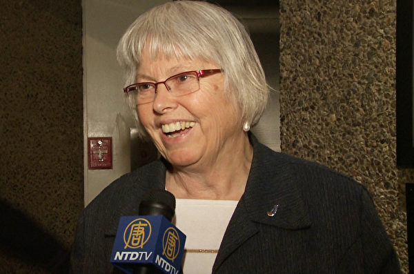 渥太華新當選的市議員Marianne Wilkinson是第二次觀看演出。她對晚會中的故事的主題印象非常深刻。（大紀元渥太華記者站）