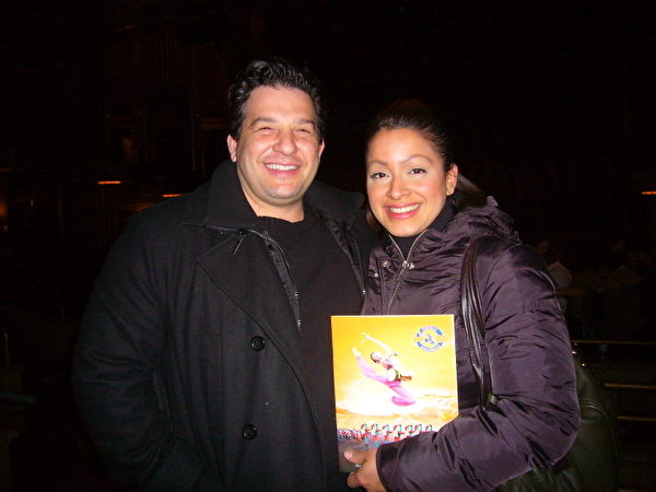 莫萊多（Don Maledo）與太太（Rebecca Maledo）在12月29日晚的神韻晚會上。（攝影：方若初/大紀元）