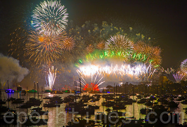 澳洲悉尼新年除夕烟火庆典率先全球迈入2012年。（摄影：伊罗逊/大纪元）