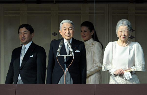 2012年1月2日，明仁天皇向前來朝賀的民眾發表談話(AFP PHOTO / TOSHIFUMI KITAMURA）  