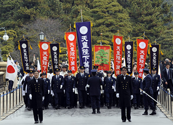 2012年1月2日，大批民眾聚集在皇宮前等候進入（AFP PHOTO / TOSHIFUMI KITAMURA）  
