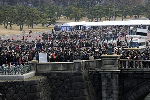 2012年1月2日，大批民眾聚集在皇宮前等候進入皇宮。（AFP PHOTO / TOSHIFUMI KITAMURA）  