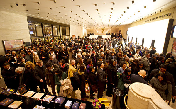 2012年1月11日紐約市林肯中心神韻晚會爆滿。圖為演出前大廳擠滿了等待入場的觀眾。（攝影：戴兵/大紀元）  