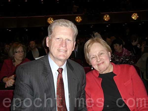 一家國際媒體Mastermedia International主席安迪森博士（Dr. David Anderson）與妻子在2012年1月11日紐約林肯中心神韻晚會上。（攝影：徐竹思/大紀元）  