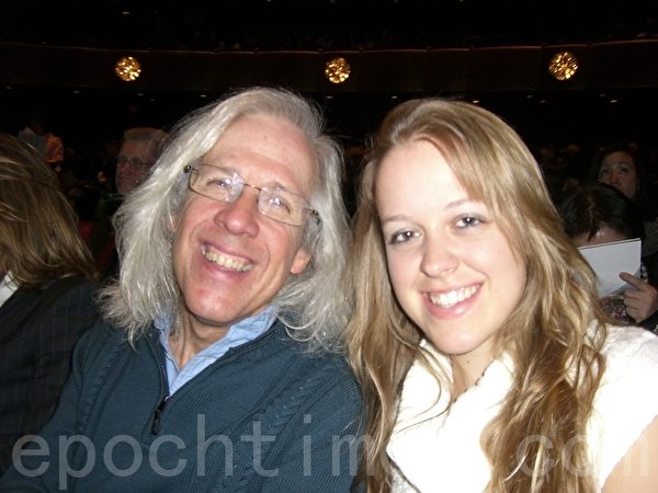 在北京一家美國有線電視台工作多年的巴頓（Gregg Burton）與其在倫敦IBC媒體工作的妻子Kimberley在2012年1月11日紐約林肯中心神韻晚會上。（攝影：徐竹思/大紀元）  