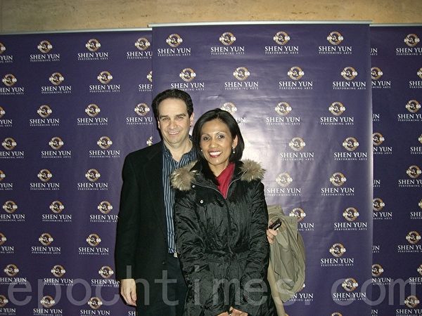 Ron Roche & Julie：来自新泽西的医生罗奇（Ron Roche）与做护士的妻子茱莉在2012年1月12日纽约林肯中心神韵晚会上。（摄影：徐竹思/大纪元）  