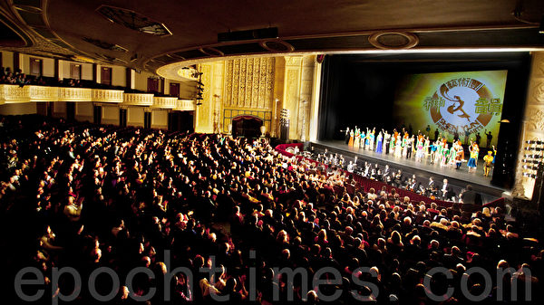 2012年1月28日星期六的晚，美國神韻國際藝術團在美國底特律歌劇院的第四場演出圓滿落幕，滿場的觀眾熱烈鼓掌感謝神韻的演出。（攝影：艾文／大紀元）  