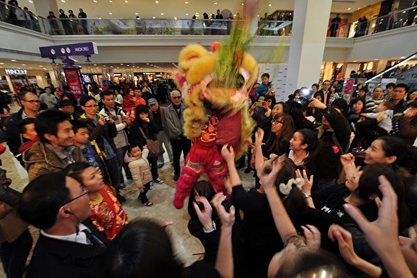 2012年1月27日，香港，百货商场请来舞狮表演炒热过年气氛（aaron tam/AFP）