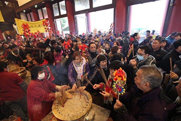 2012年1月25日，香港，许多民众到庙里烧香拜拜祈求好运（aaron tam/AFP） 