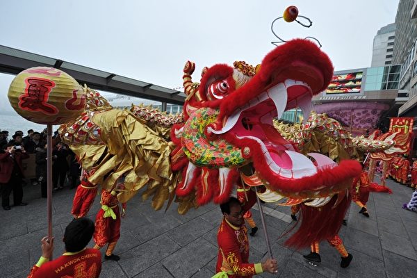2012年1月27日，香港，商场请来舞龙舞狮表演，增添过节气氛（aaron tam/AFP ） 