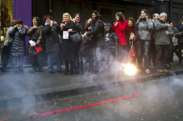 2012年1月28日，法国巴黎，华人社区庆祝新年燃放鞭炮（STF: FRED DUFOUR / AFP ImageForum） 
