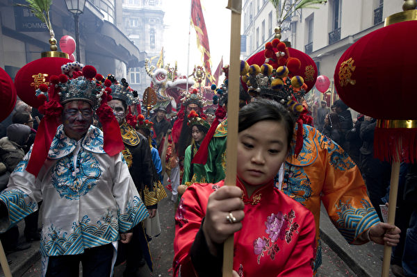 2012年1月28日，法国巴黎，华人社区举办游行庆祝活动（FRED DUFOUR / AFP）