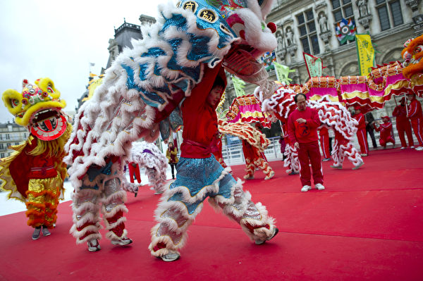 2012年1月28日，法国巴黎，华人社区庆祝新年请来舞龙舞狮表演（FRED DUFOUR / AFP）