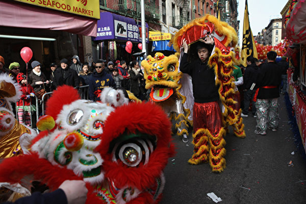 2012年1月29日，纽约，中国城举行新年庆祝活动，舞龙舞狮表演增添过节气氛 (John Moore/Getty Images)
