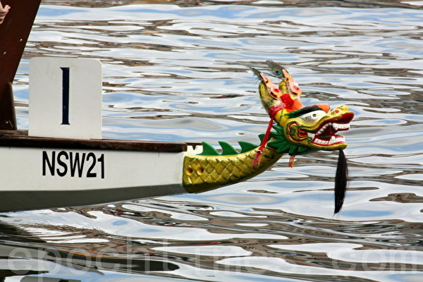 龍舟前端裝飾的龙头是仿中国古代傳說中的神龍（攝影:何蔚/大紀元）  