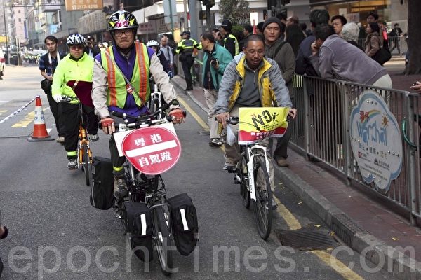 數十名單車團體成員以踩單車方式遊行。（攝影：潘在殊/大紀元）