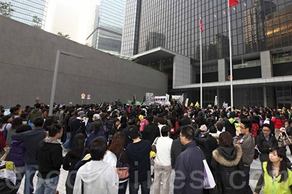 遊行人士抵達政府總部後繼續集會 主辦團體宣布有1500人參加。（攝影：潘在殊/大紀元）