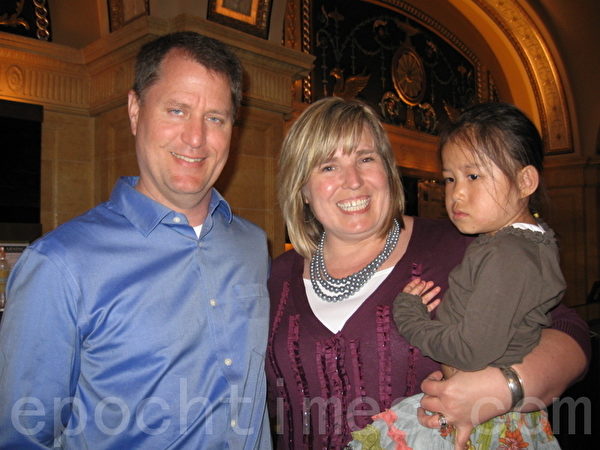 领养中心副主席金．卡尔森与先生特别带从中国领养的女儿前来观看演出。（摄影﹕木容芳∕大纪元）