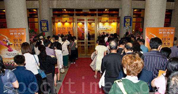 大批神韻觀眾聚往在中山大學逸仙館門前排隊守候。（攝影：羅瑞勳/大紀元）