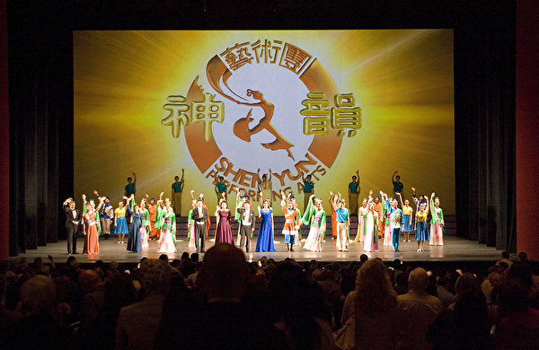2012年3月22日，神韻藝術團在美國首府的第二場演出在觀衆的熱烈掌聲中落下帷幕。（攝影：李莎 / 大紀元）