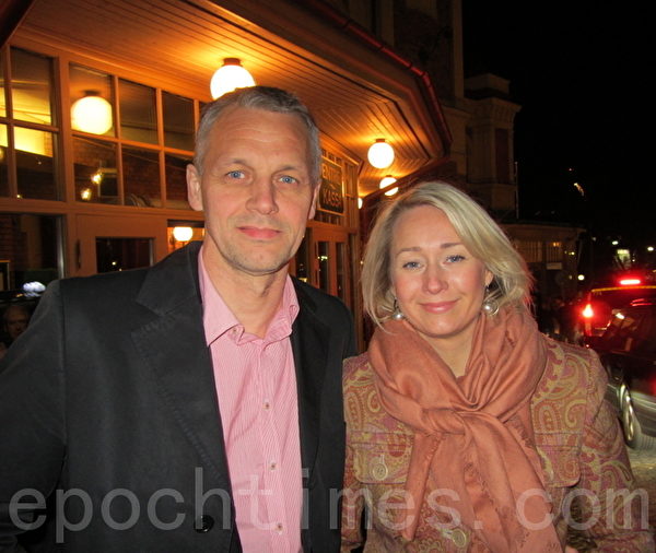 卡羅利納‧羅斯隆德女士和自己的丈夫卡內斯‧羅斯隆德先生在看過神韻瑞典首演後盛讚演出。（攝影：唐峰/大紀元）