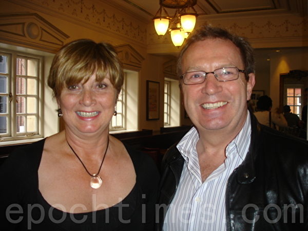 IT公司总裁Gary Bullard和夫人Elaine Sulliban观看了4月15日在伦敦大剧院的压轴场演出（摄影：薛瑞/大纪元）