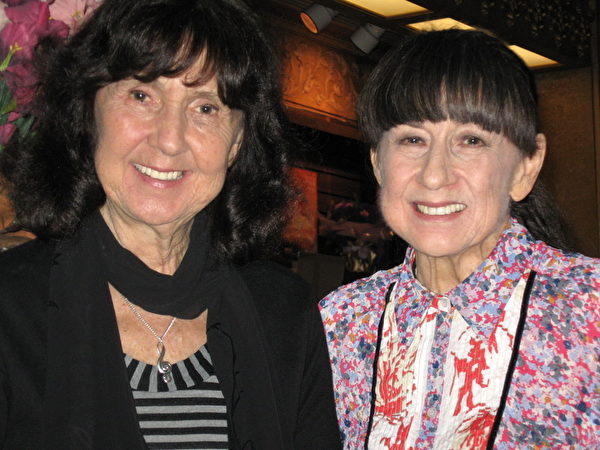 2012年4月15日下午，澳大利亚民歌天后Judith Durham（右）和音乐家妹妹Beverley观赏了美国神韵艺术团在墨尔本的最后一场演出，第一次感受中国传统乐器非凡的表现力。（摄影：Leigh Smith/大纪元）